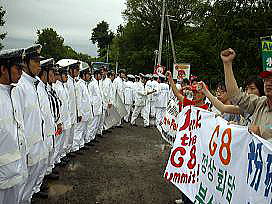 洞爺湖湖畔での抗議行動（7月7日）