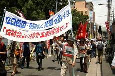 在特会らの排外主義行動に抗議（7月18日・大阪）