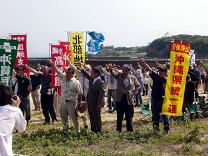 辺野古の浜でヘリ基地反対協が集会