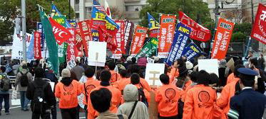 岩国米軍基地前で抗議の声をあげる（11月29日）