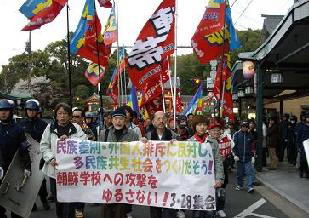京都市内をデモする集会参加者（３月28日）
